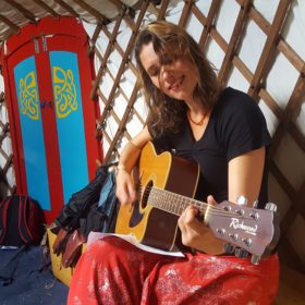 Rosa Leijdekkers on guitar