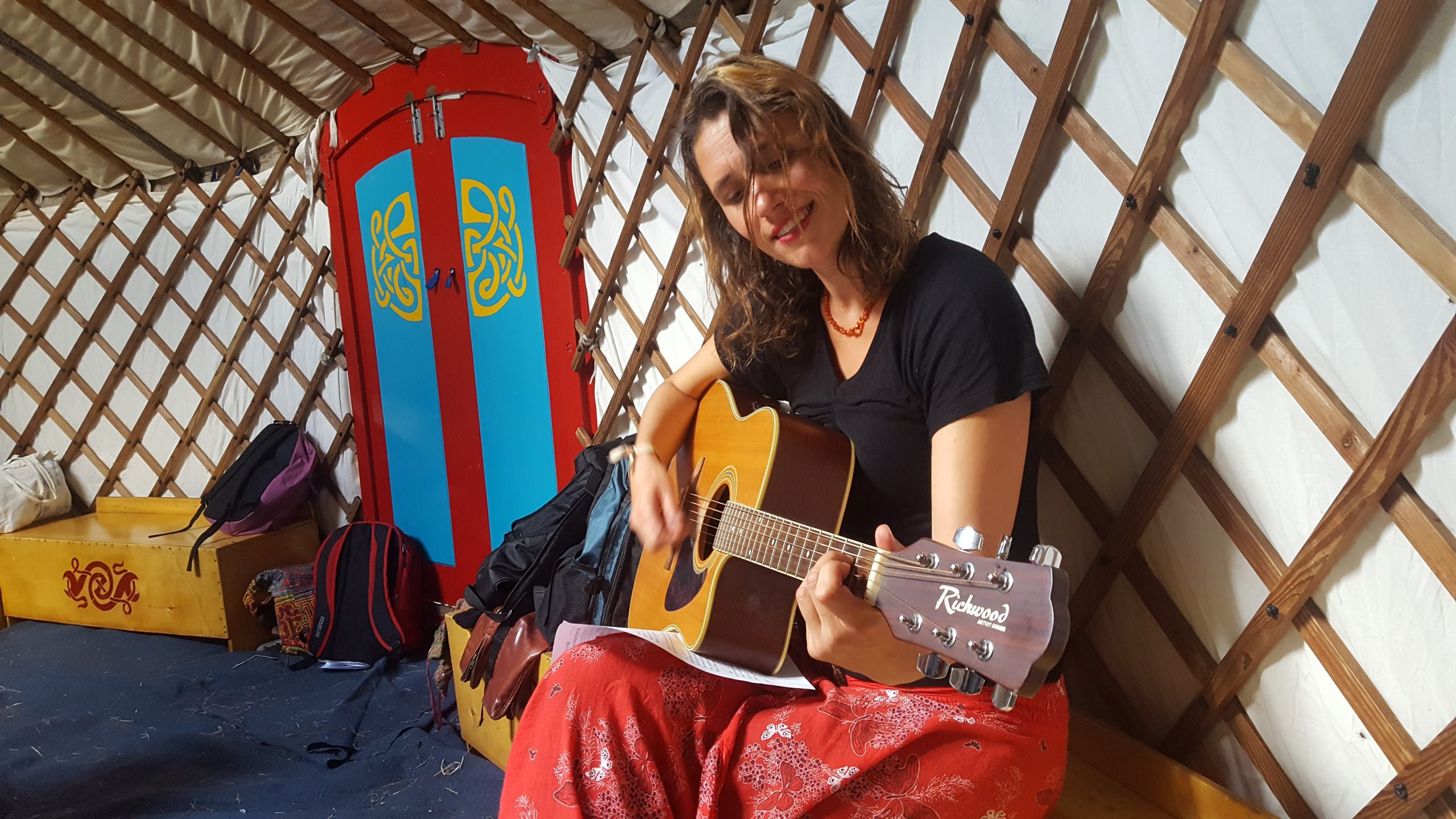 Rosa Leijdekkers on guitar