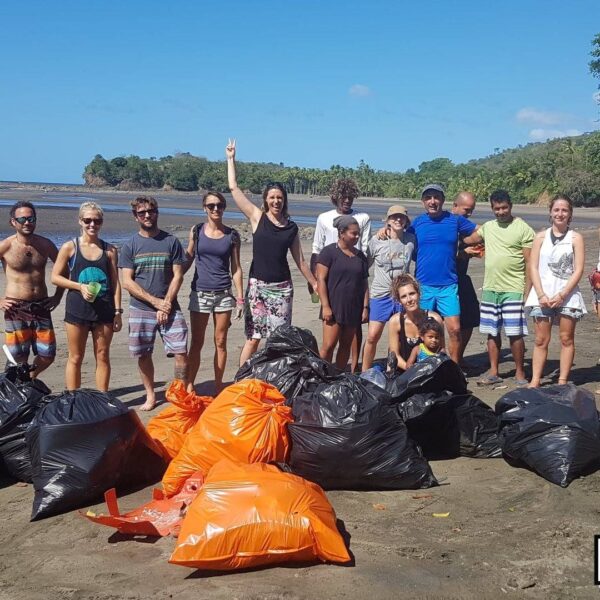 Cleanup at Santa Catalina with Panama dive center